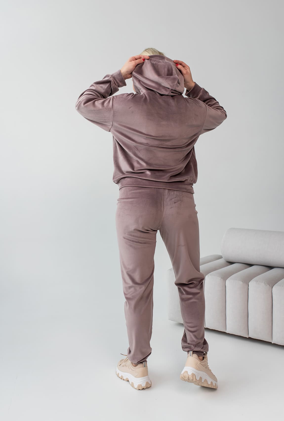 Бронзовый спортивный велюровый костюм (с капюшоном) —  823782. Maritel. Изображенние 2 Бронзовый спортивный велюровый костюм (с капюшоном) —  823782. Maritel. Изображенние 2
