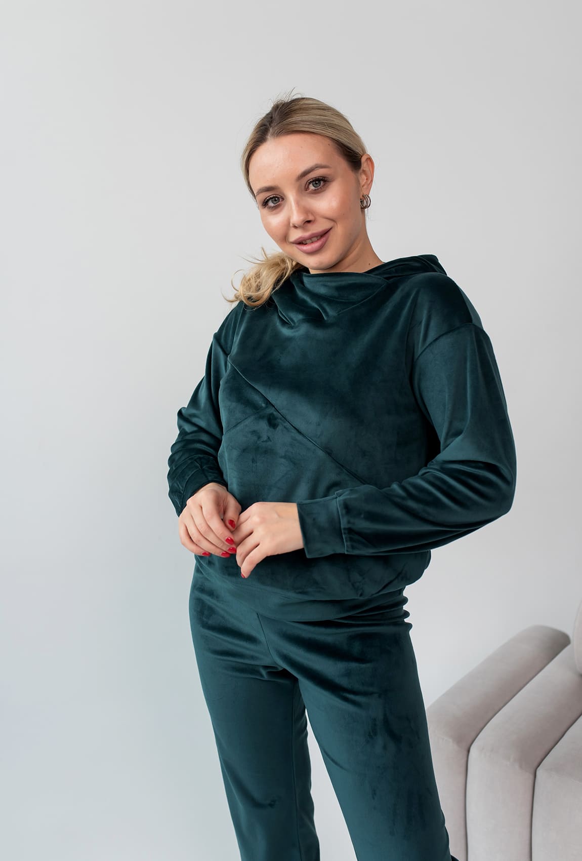 Изумрудный спортивный велюровый костюм (с капюшоном) —  421492. Maritel. Изображенние 1 Изумрудный спортивный велюровый костюм (с капюшоном) —  421492. Maritel. Изображенние 1