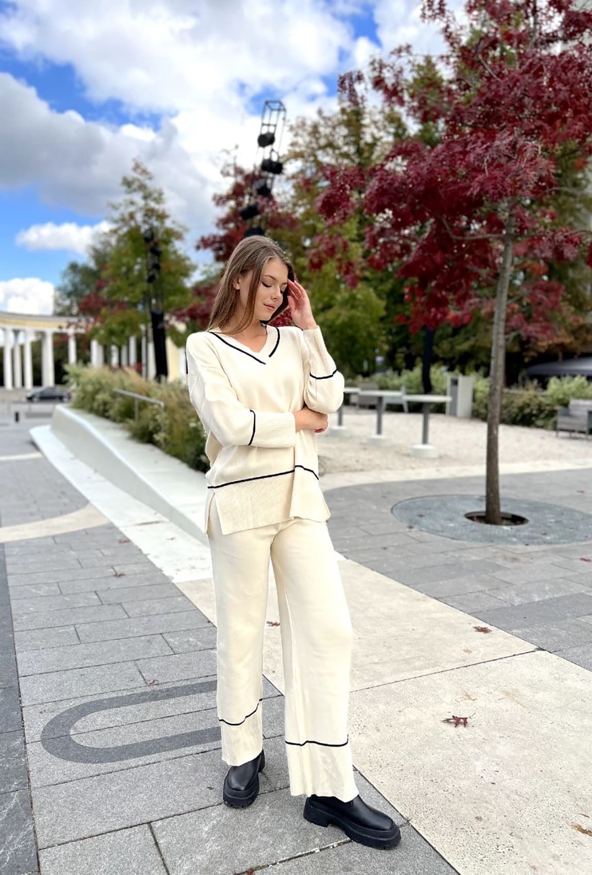 Молочный вязаный костюм с кантом —  337451. Maritel. Изображенние 2