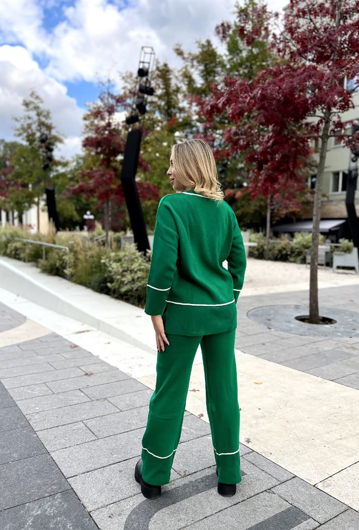 Зеленый вязаный костюм с кантом — 738920. Maritel. Изображенние 1 Зеленый вязаный костюм с кантом — 738920. Maritel. Изображенние 1