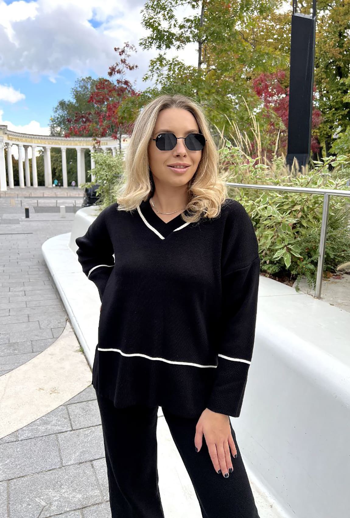 Черный вязаный костюм с кантом —  227124. Maritel. Изображенние 2