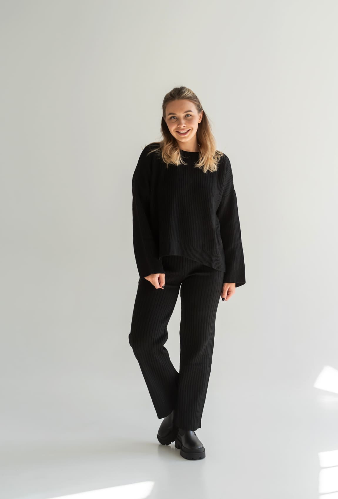 Черный вязаный костюм в рубчик —  937105. Maritel