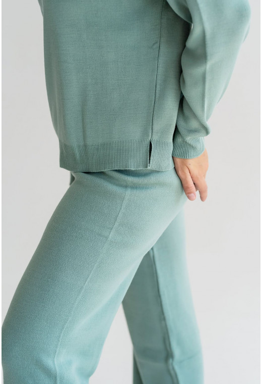 Оливковый костюм джемпер и брюки — 448680. Maritel. Изображенние 2 Оливковый костюм джемпер и брюки — 448680. Maritel. Изображенние 2