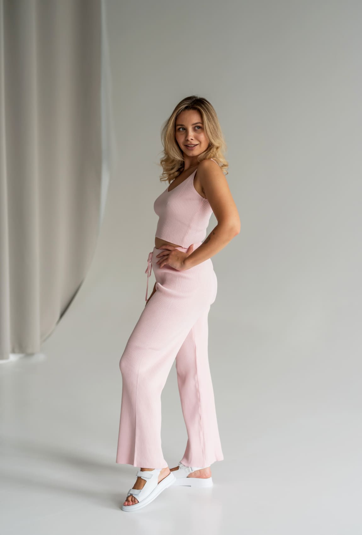 Розовый вязаный костюм топ + брюки — 137078. Maritel. Изображенние 2 Розовый вязаный костюм топ + брюки — 137078. Maritel. Изображенние 2