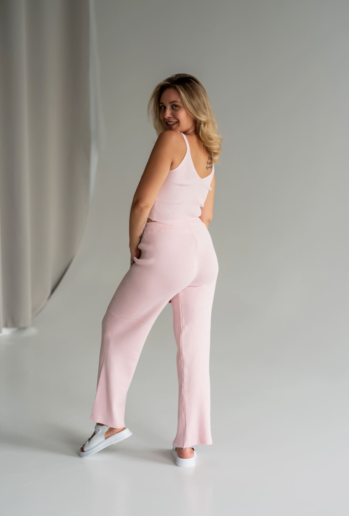 Розовый вязаный костюм топ + брюки — 137078. Maritel. Изображенние 1 Розовый вязаный костюм топ + брюки — 137078. Maritel. Изображенние 1