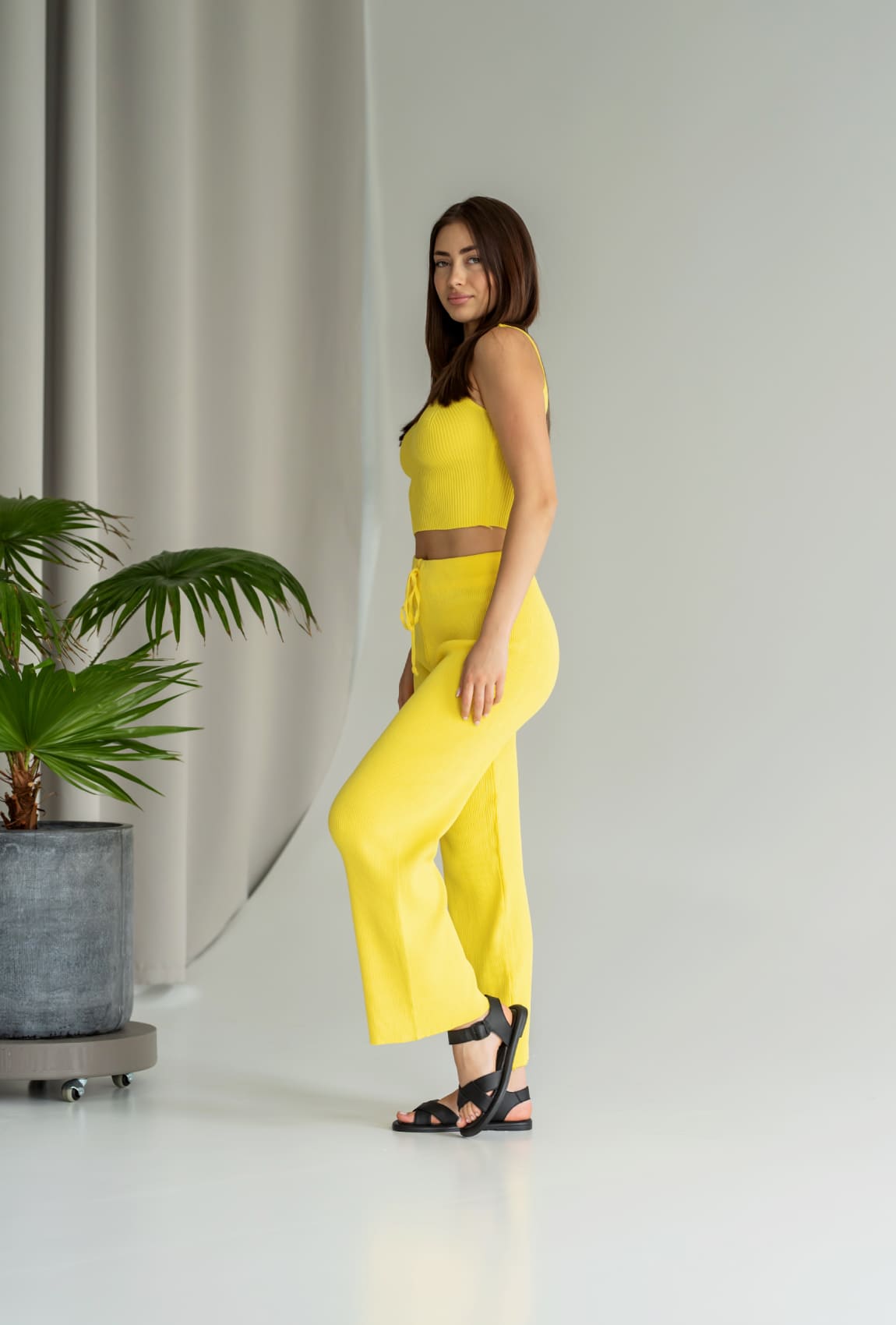 Желтый вязаный костюм топ + брюки — 384148. Maritel. Изображенние 2 Желтый вязаный костюм топ + брюки — 384148. Maritel. Изображенние 2