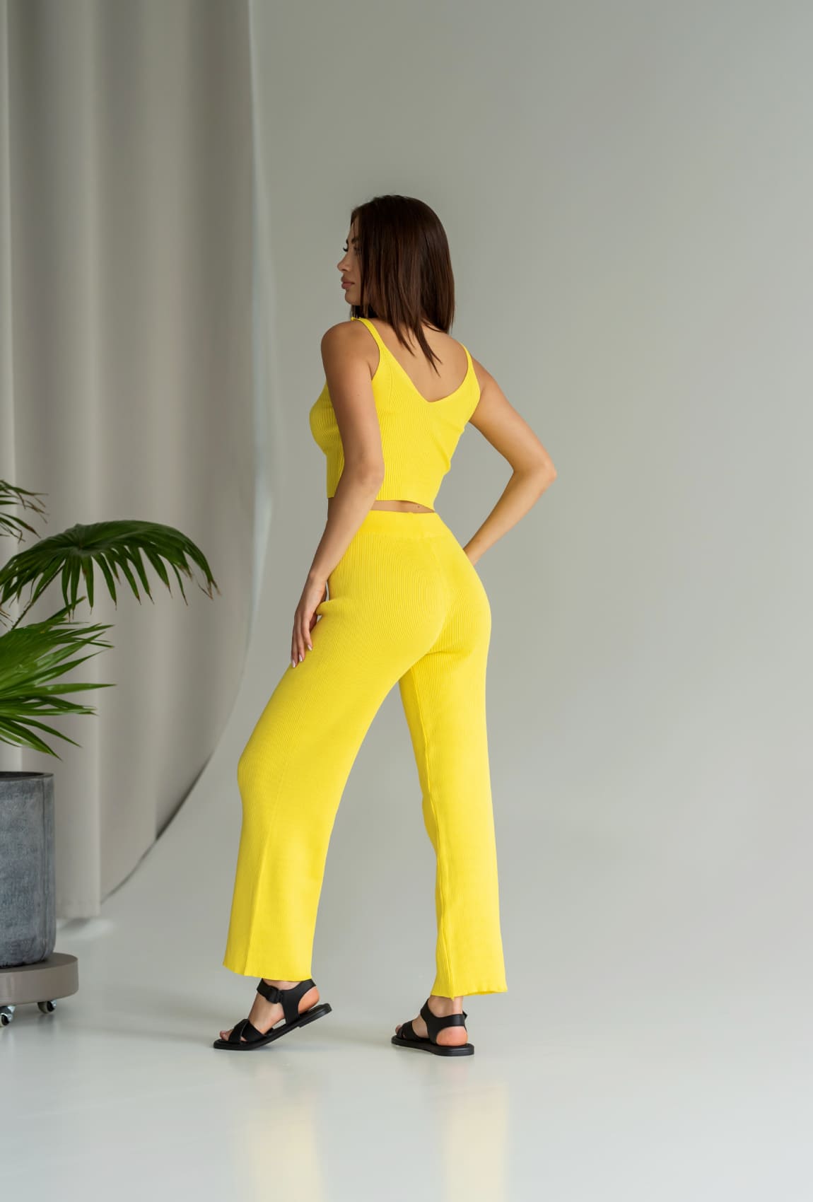 Желтый вязаный костюм топ + брюки — 384148. Maritel. Изображенние 1 Желтый вязаный костюм топ + брюки — 384148. Maritel. Изображенние 1