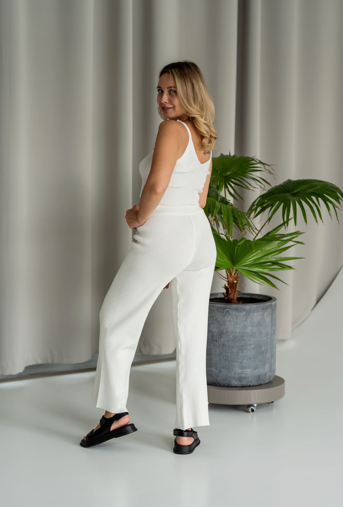 Молочный вязаный костюм топ + брюки — 545914. Maritel. Изображенние 2 Молочный вязаный костюм топ + брюки — 545914. Maritel. Изображенние 2