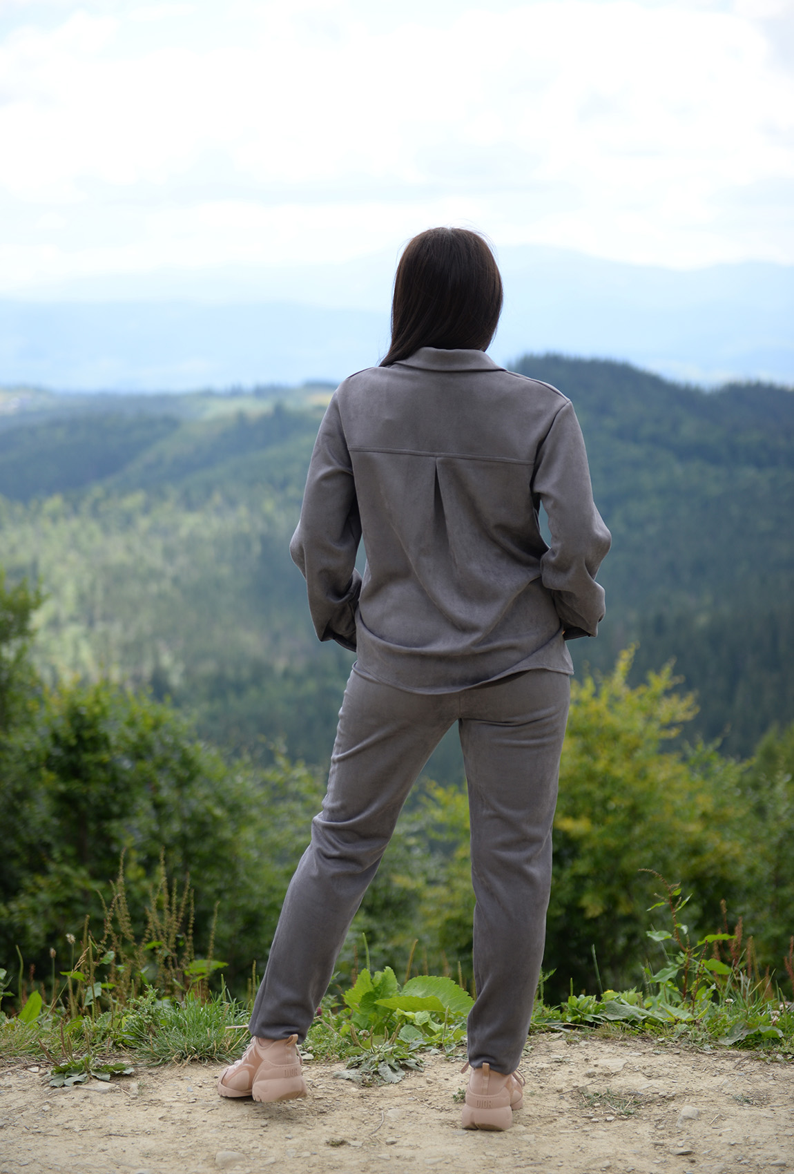 Серый замшевый костюм с рубашкой — 469700. Maritel. Изображенние 1 Серый замшевый костюм с рубашкой — 469700. Maritel. Изображенние 1