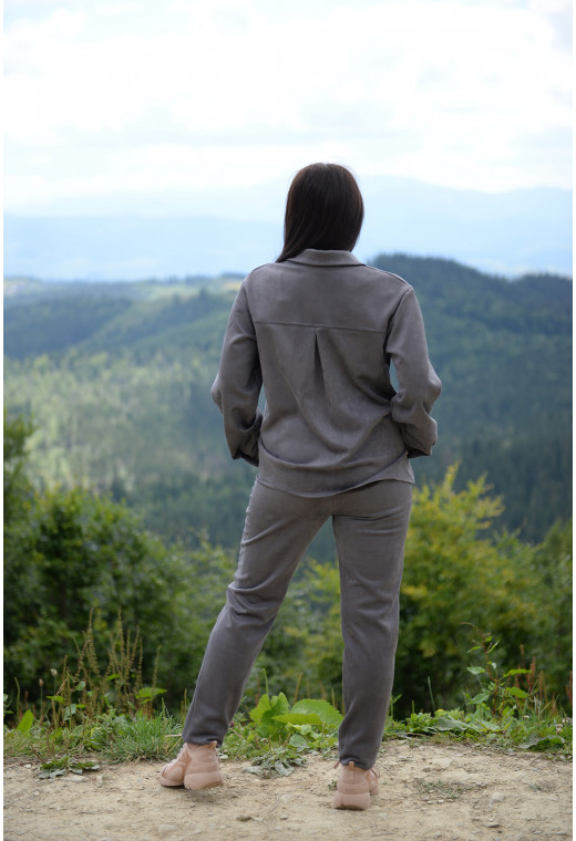 Серый замшевый костюм с рубашкой — 469700. Maritel. Изображенние 1 Серый замшевый костюм с рубашкой — 469700. Maritel. Изображенние 1