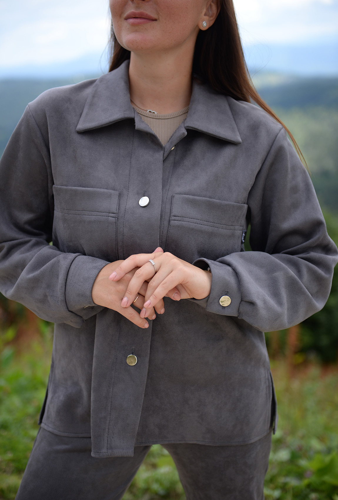 Серый замшевый костюм с рубашкой — 469700. Maritel. Изображенние 2 Серый замшевый костюм с рубашкой — 469700. Maritel. Изображенние 2