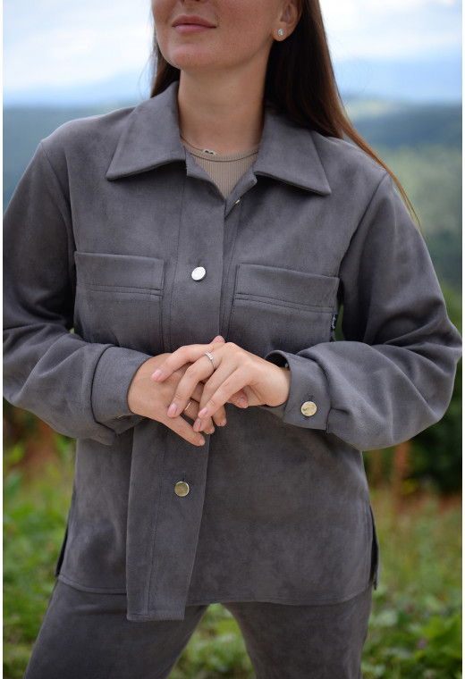 Серый замшевый костюм с рубашкой — 469700. Maritel. Изображенние 2 Серый замшевый костюм с рубашкой — 469700. Maritel. Изображенние 2