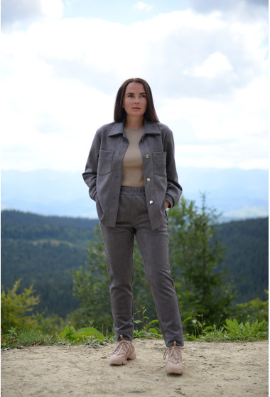 Сірий замшевий костюм з сорочкою. Maritel. Зображення 3