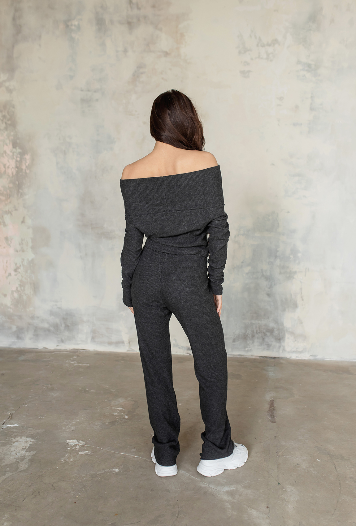 Графітовий в'язаний костюм зі спущеними плечима  —  847906. Maritel. Зображення 1