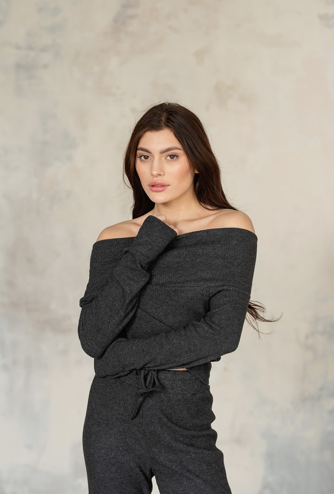 Графітовий в'язаний костюм зі спущеними плечима  —  847906. Maritel. Зображення 5