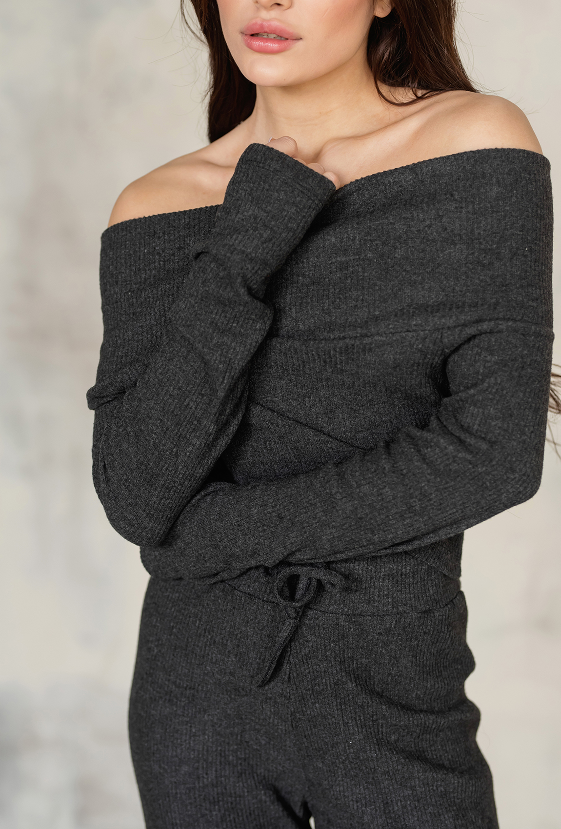 Графітовий в'язаний костюм зі спущеними плечима  —  847906. Maritel. Зображення 4