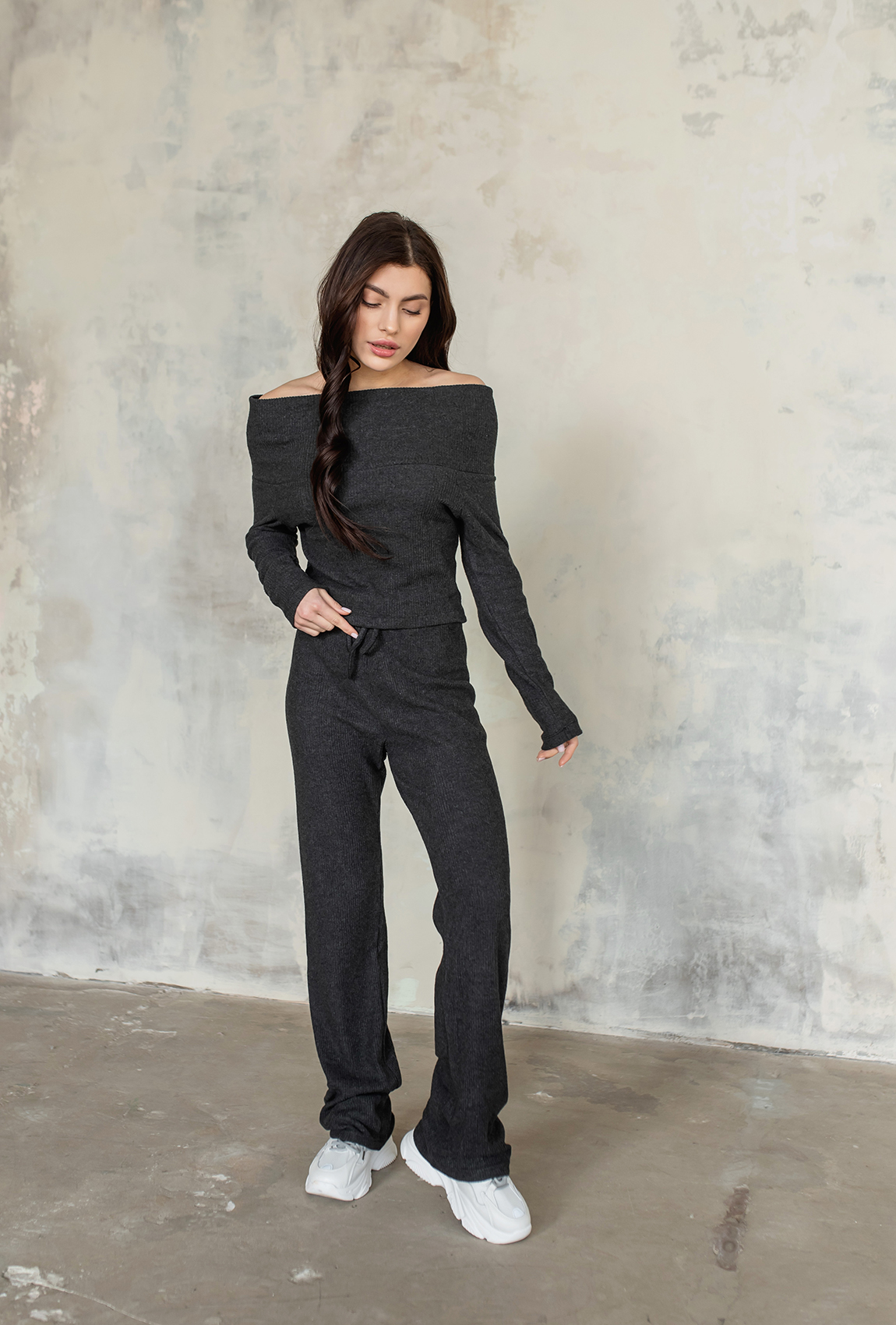 Графітовий в'язаний костюм зі спущеними плечима  —  847906. Maritel