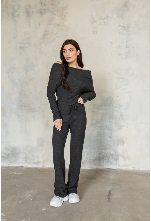 Графитовый вязаный костюм со спущенными плечами — 847906. Maritel. Изображенние 2 Графитовый вязаный костюм со спущенными плечами — 847906. Maritel. Изображенние 2