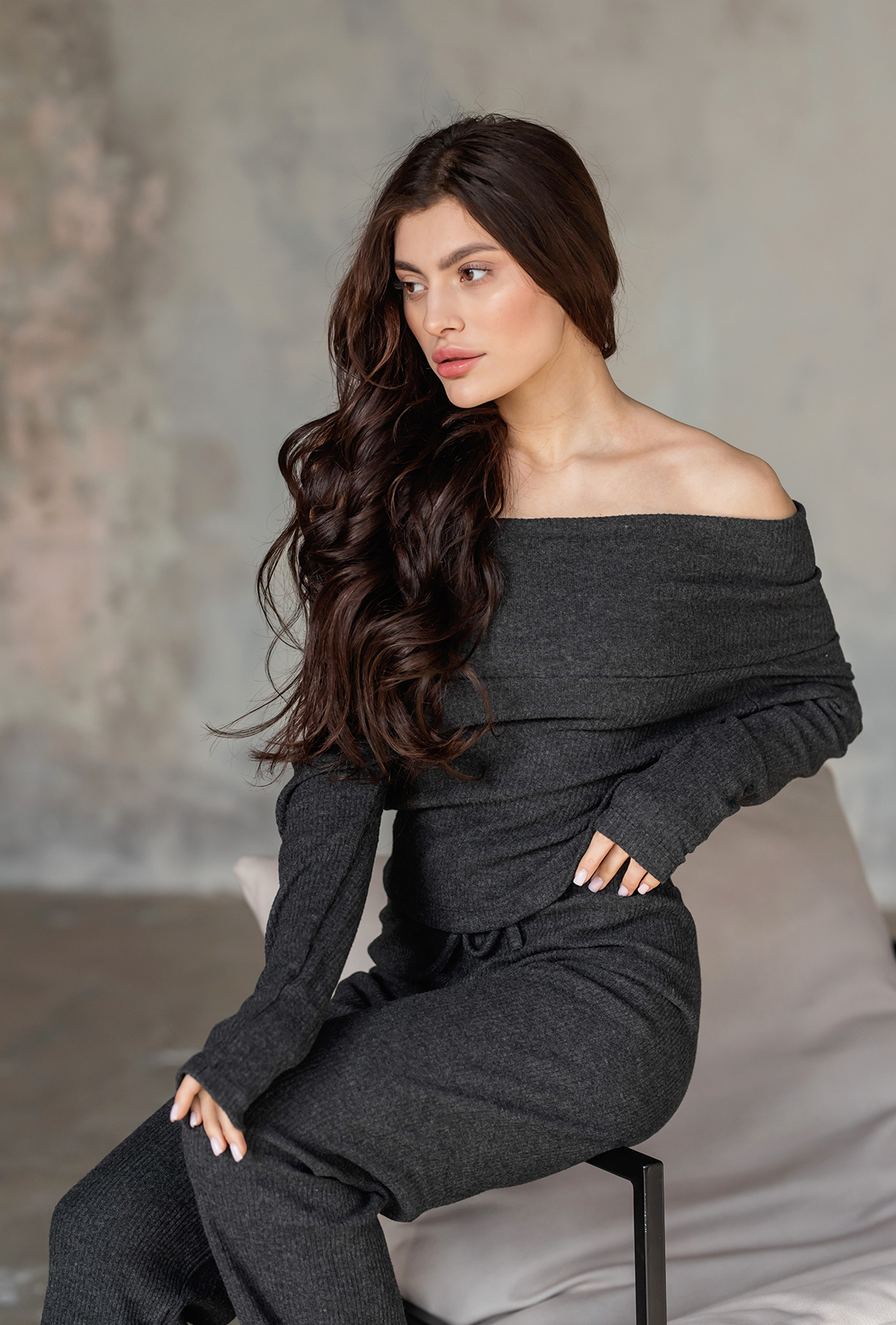 Графітовий в'язаний костюм зі спущеними плечима  —  847906. Maritel. Зображення 3