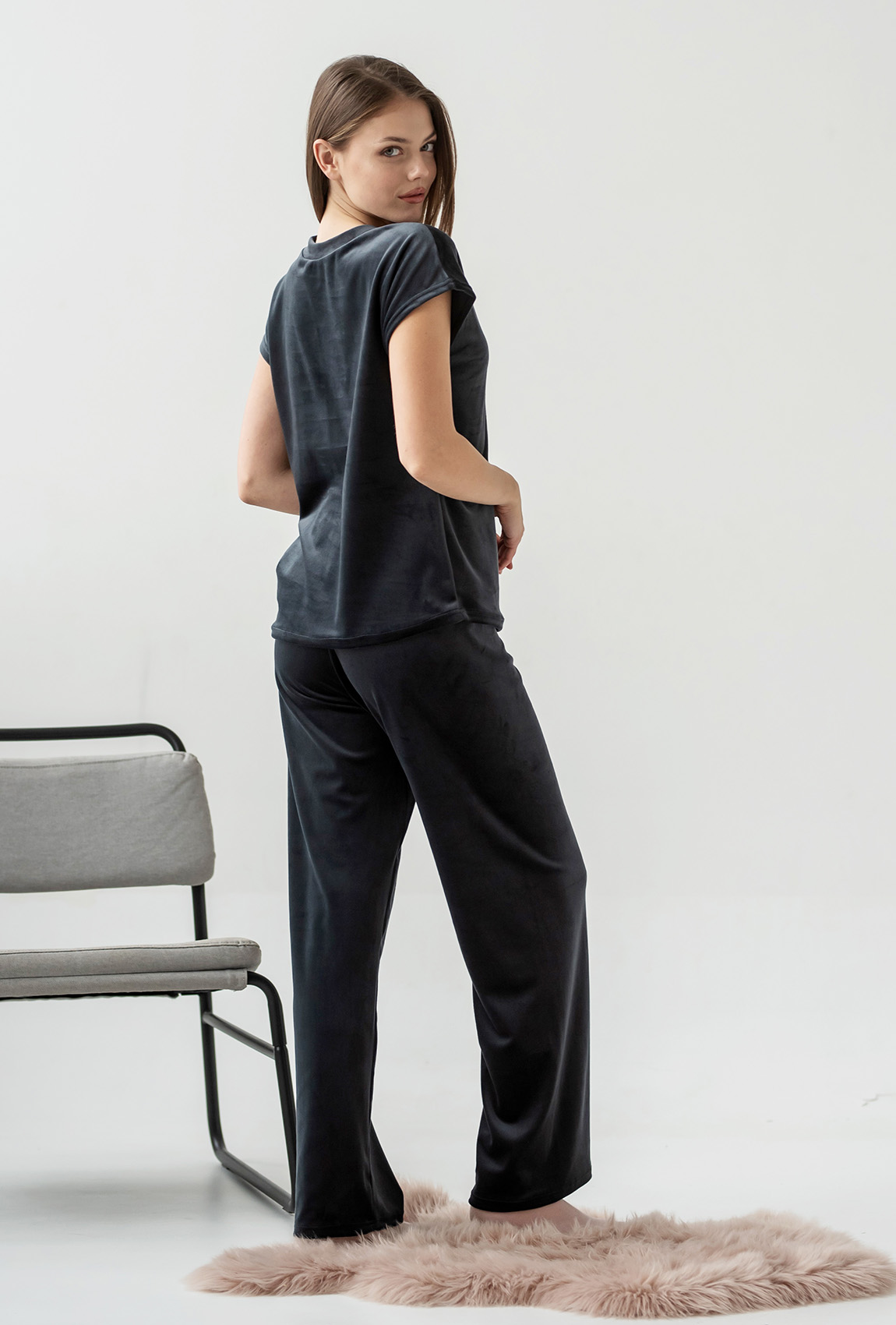 Серая велюровая пижама обри с брюками — 859171. Maritel. Изображенние 1 Серая велюровая пижама обри с брюками — 859171. Maritel. Изображенние 1