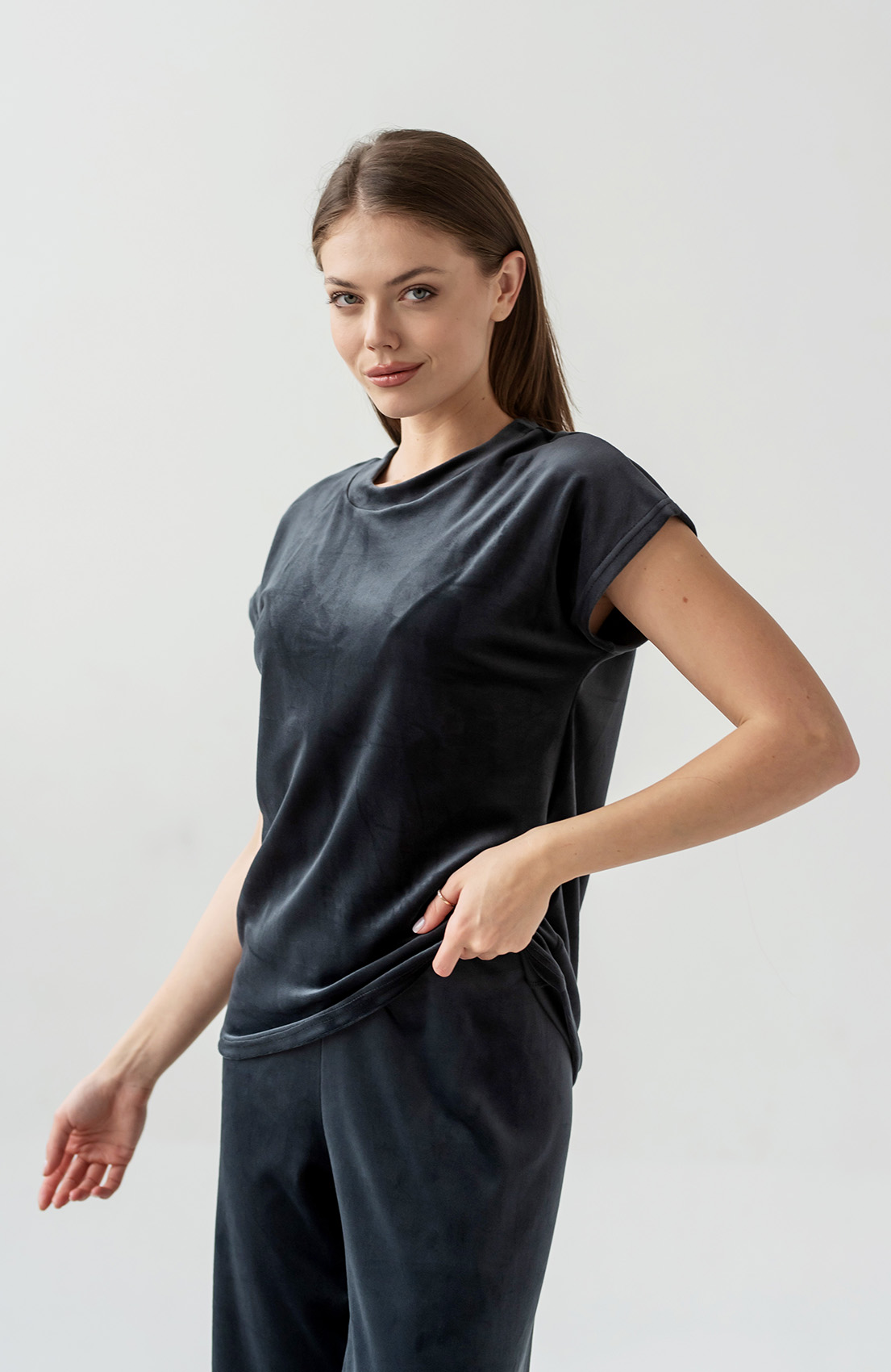 Серая велюровая пижама обри с брюками — 859171. Maritel. Изображенние 3 Серая велюровая пижама обри с брюками — 859171. Maritel. Изображенние 3