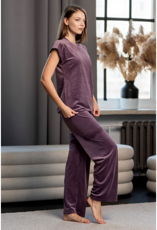 Лілова велюрова піжама обрі брюками  —  444621. Maritel. Зображення 1 Лілова велюрова піжама обрі брюками  —  444621. Maritel. Зображення 1