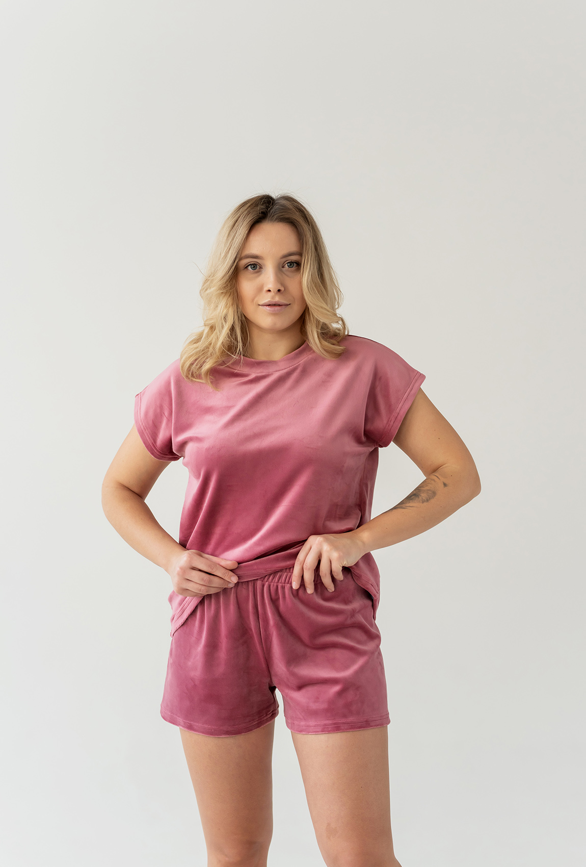 Велюровая пижама обри с шортами Пыльная роза — 572978. Maritel. Изображенние 1 Велюровая пижама обри с шортами Пыльная роза — 572978. Maritel. Изображенние 1