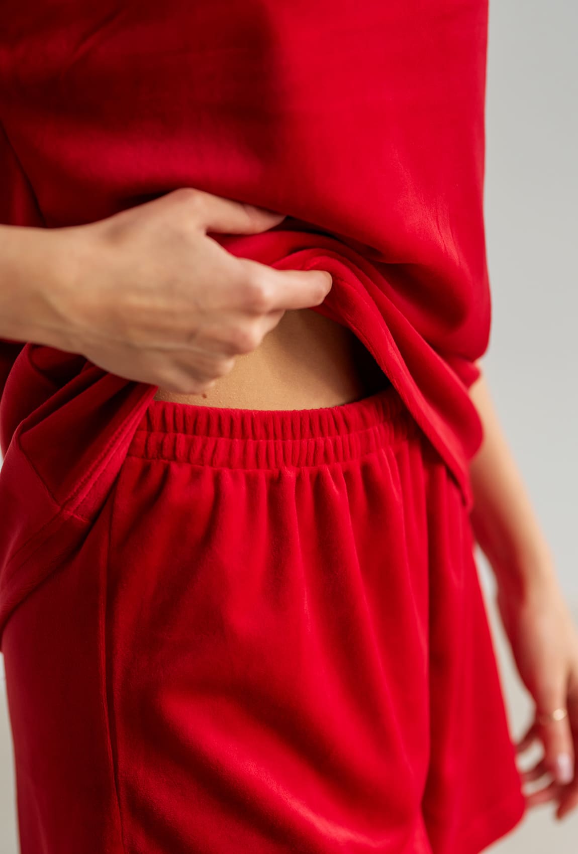 Красная велюровая пижама обри с шортами — 164249. Maritel. Изображенние 3 Красная велюровая пижама обри с шортами — 164249. Maritel. Изображенние 3