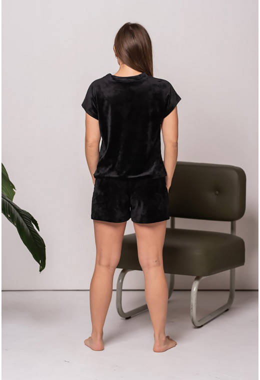Черная велюровая пижама обри с шортами — 664393. Maritel. Изображенние 1 Черная велюровая пижама обри с шортами — 664393. Maritel. Изображенние 1