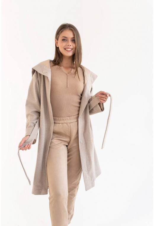 Бежеве пальто з капюшоном — 263712. Maritel. Зображення 2 Бежеве пальто з капюшоном — 263712. Maritel. Зображення 2