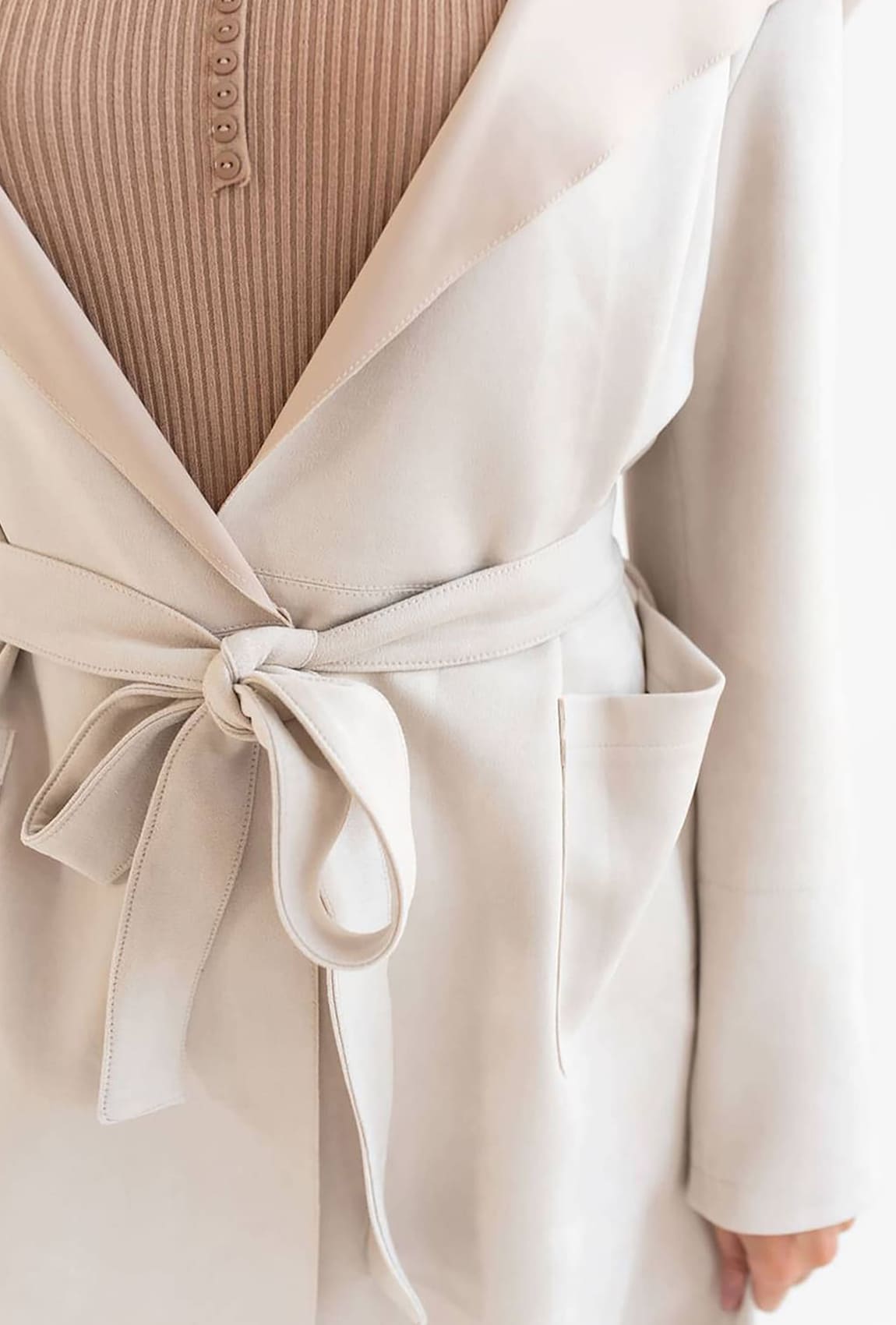 Бежевий замшевий плащ короткий — 933103. Maritel. Зображення 1 Бежевий замшевий плащ короткий — 933103. Maritel. Зображення 1