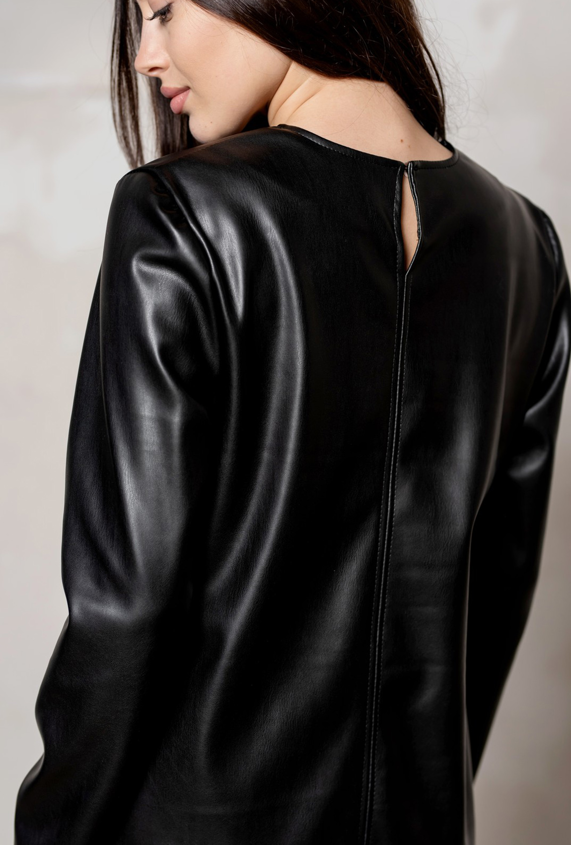 Черное классическое платье из экокожи —  548710. Maritel. Изображенние 2 Черное классическое платье из экокожи —  548710. Maritel. Изображенние 2