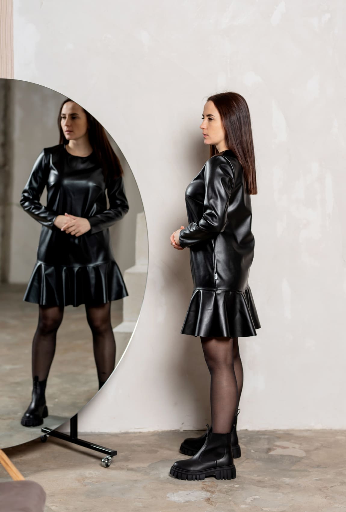 Черное платье экокожа волан — 338821. Maritel. Изображенние 2 Черное платье экокожа волан — 338821. Maritel. Изображенние 2