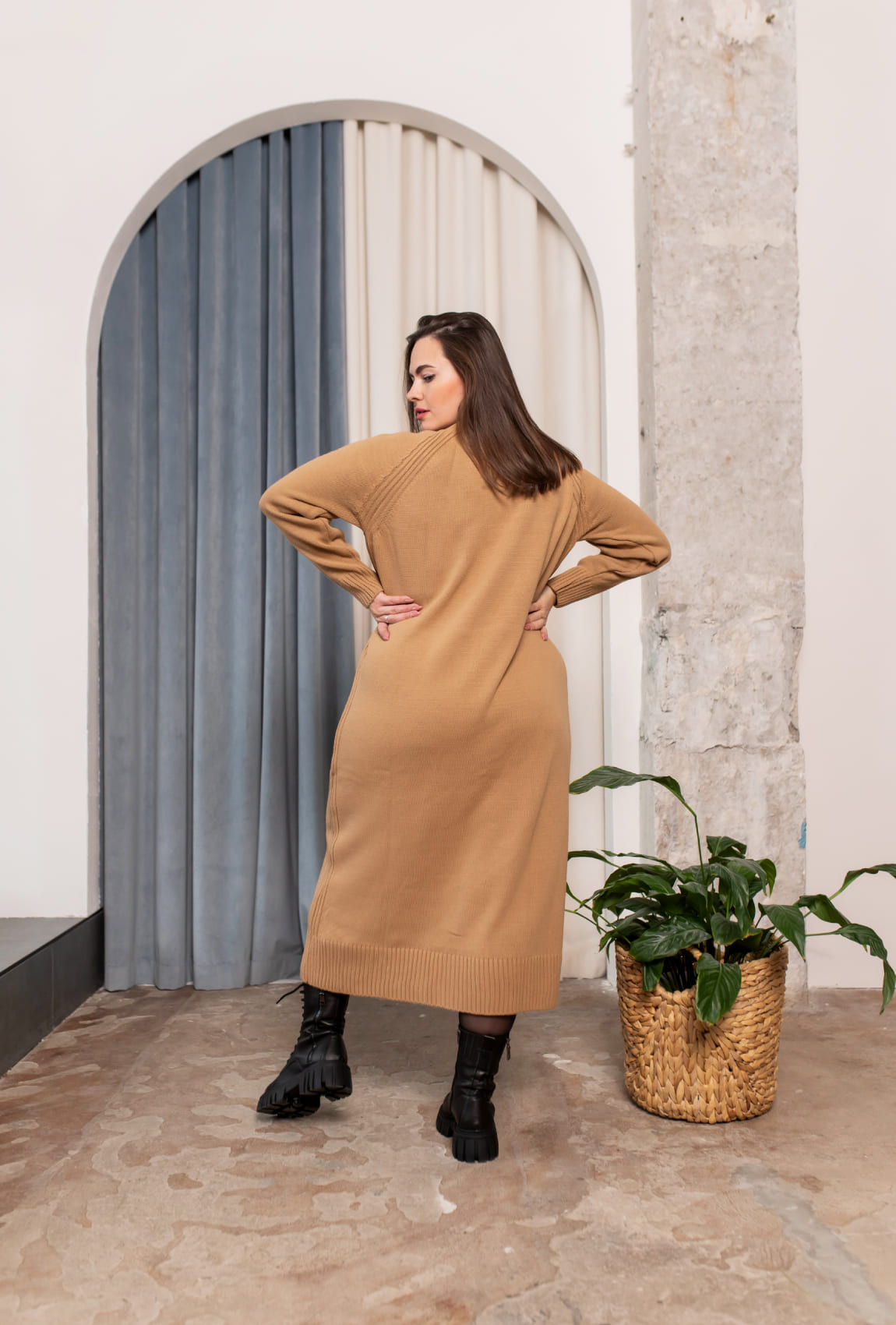 Темно бежева в'язана сукня —  235101. Maritel. Зображення 1