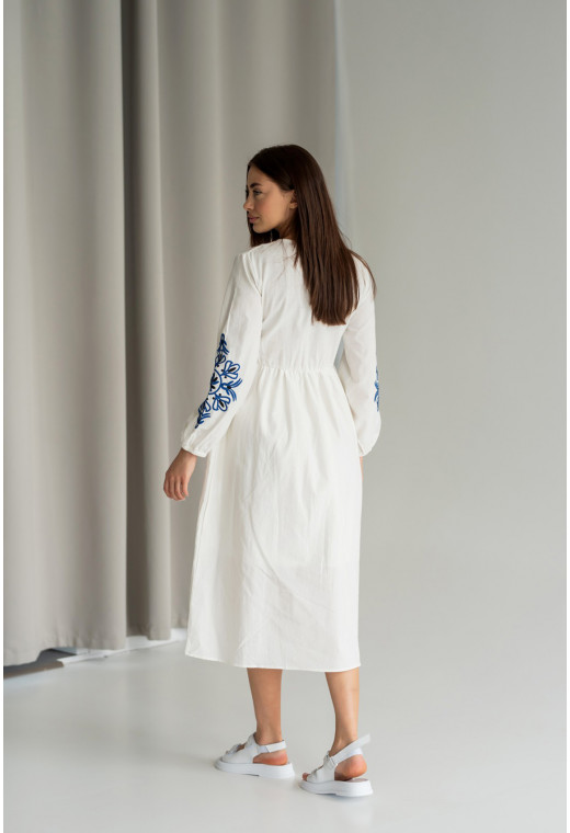 Белое платье с синей вышивкой — 286010. Maritel. Изображенние 2 Белое платье с синей вышивкой — 286010. Maritel. Изображенние 2