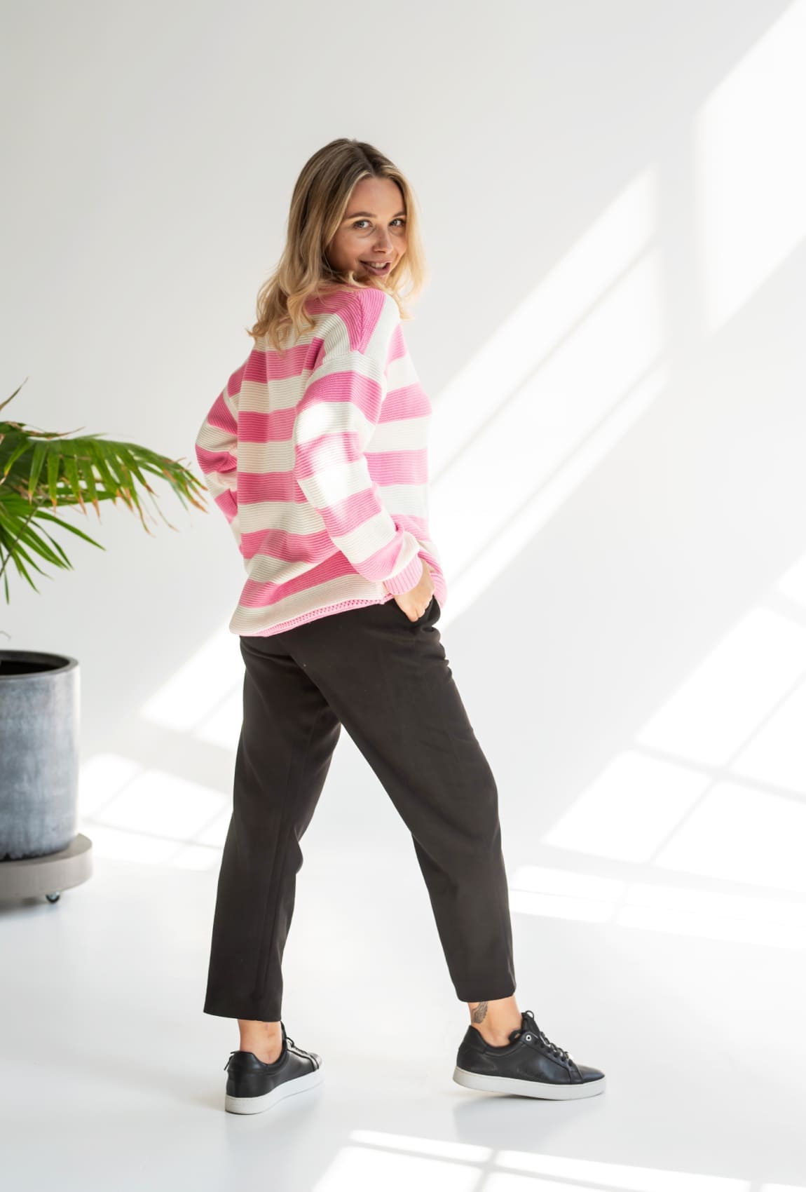 Рожевий светр поло в широку полоску — 822682. Maritel. Зображення 2 Рожевий светр поло в широку полоску — 822682. Maritel. Зображення 2