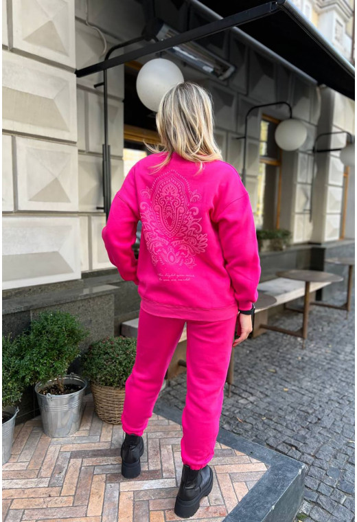 Малиновый костюм футер с принтом на спине (штаны джогера) — 312461. Maritel. Изображенние 2 Малиновый костюм футер с принтом на спине (штаны джогера) — 312461. Maritel. Изображенние 2