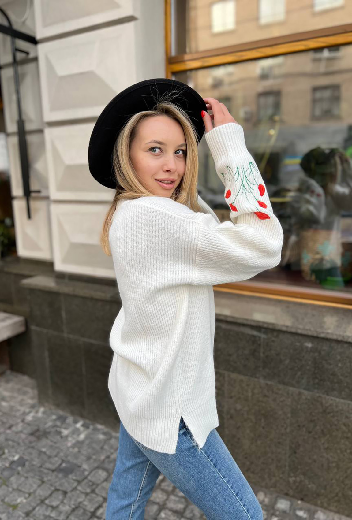 Молочний пуловер з маками — 980556. Maritel. Зображення 1 Молочний пуловер з маками — 980556. Maritel. Зображення 1