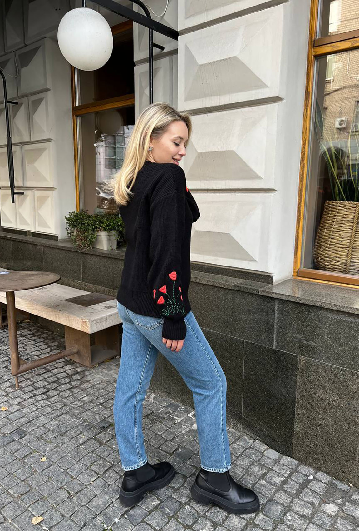 Чорний пуловер з маками — 407516. Maritel. Зображення 2 Чорний пуловер з маками — 407516. Maritel. Зображення 2