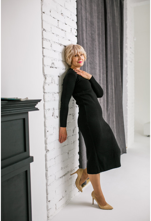 Черное платье вязкое рубчик с разрезом — 951489. Maritel. Изображенние 1 Черное платье вязкое рубчик с разрезом — 951489. Maritel. Изображенние 1