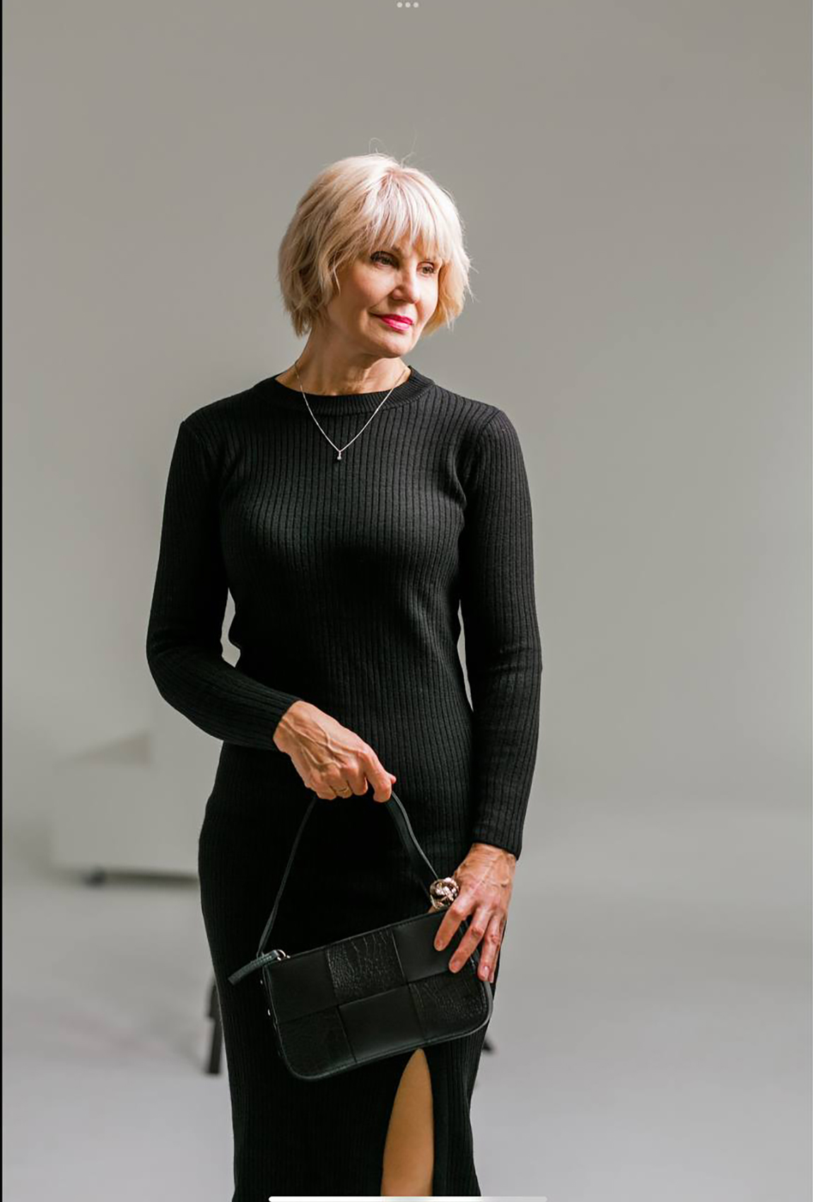 Чорна сукня в'язка рубчик з розрізом —  951489. Maritel. Зображення 2