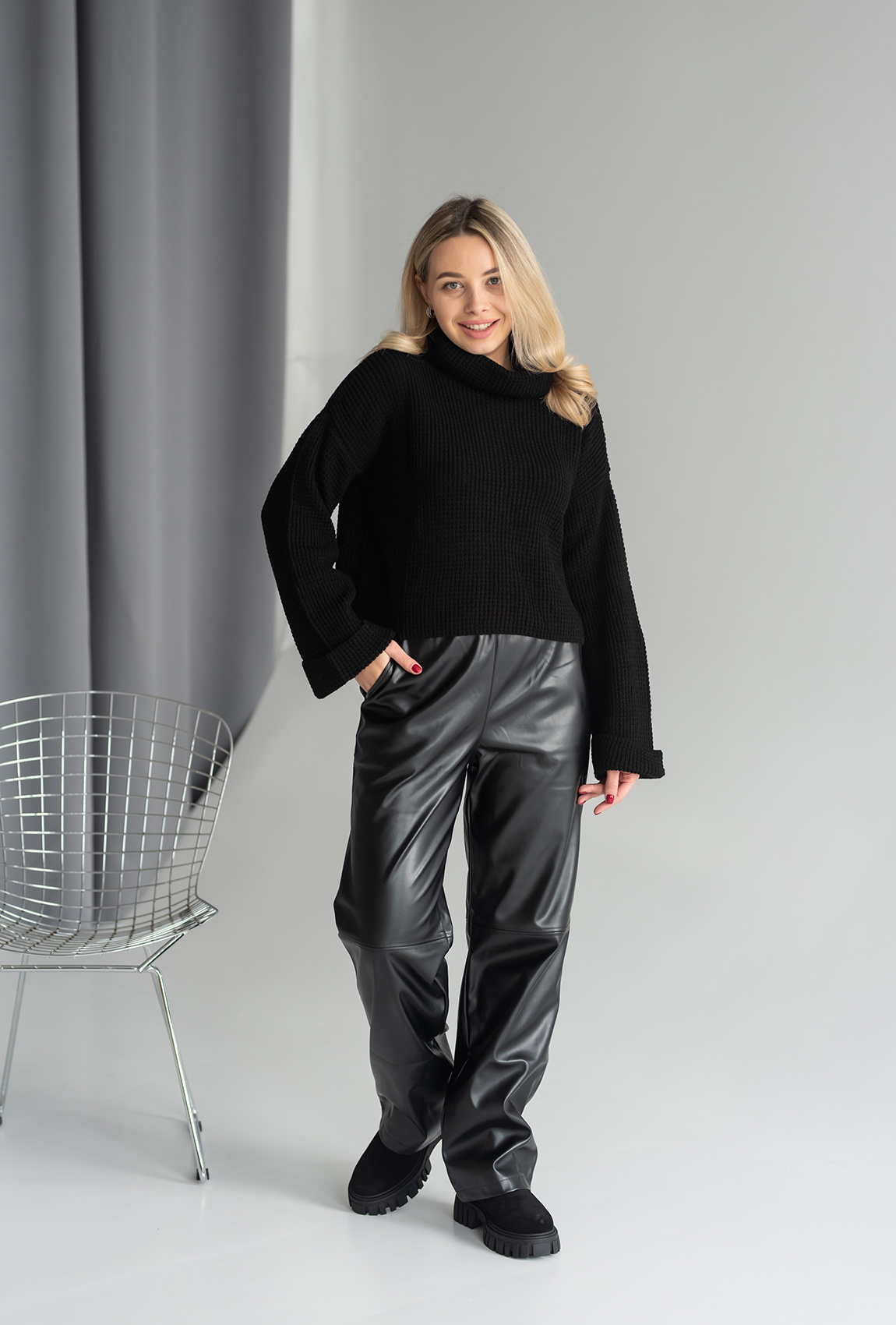 Чорний светр з хомутом — 192291. Maritel Чорний светр з хомутом — 192291. Maritel