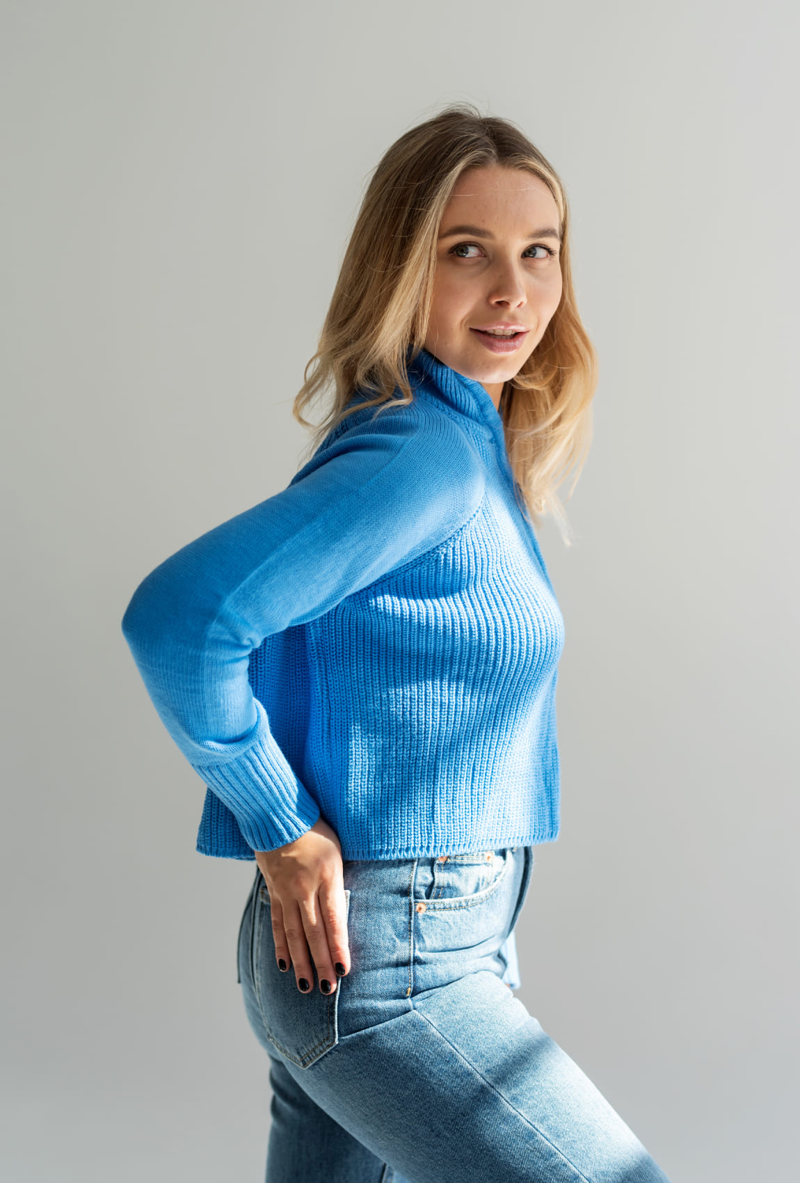 Блакитний короткий светр на блискавці — 444706. Maritel. Зображення 1 Блакитний короткий светр на блискавці — 444706. Maritel. Зображення 1