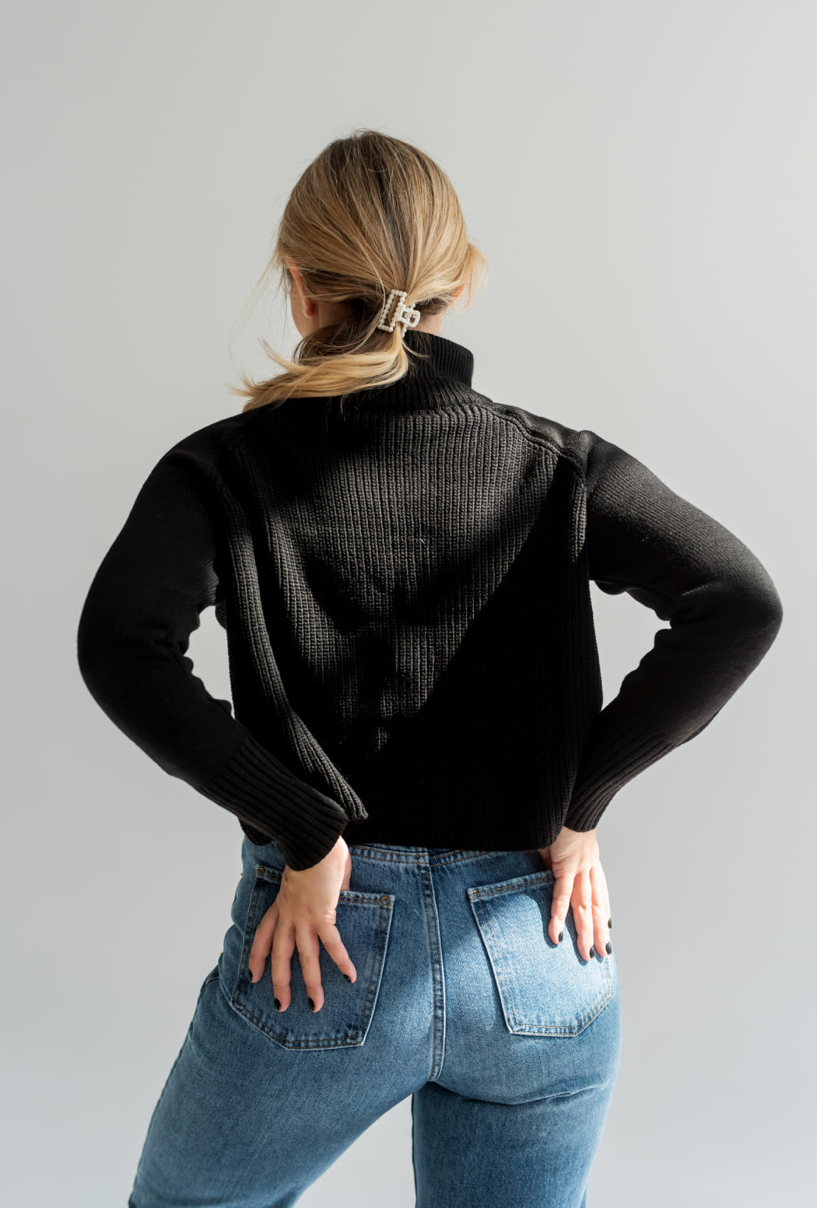 Чорний короткий светр на блискавці — 890278. Maritel. Зображення 1 Чорний короткий светр на блискавці — 890278. Maritel. Зображення 1