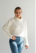 Молочный укороченный свитер с хомутом — 266495. Maritel Молочный укороченный свитер с хомутом — 266495. Maritel