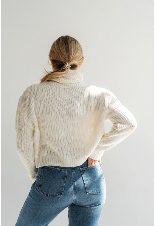 Молочный укороченный свитер с хомутом — 266495. Maritel. Изображенние 1 Молочный укороченный свитер с хомутом — 266495. Maritel. Изображенние 1