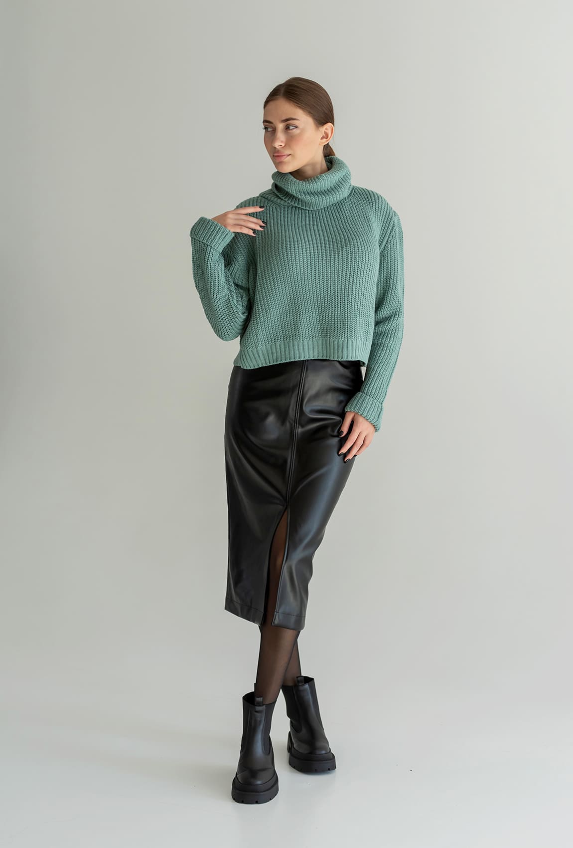 Оливковий вкорочений светр з хомутом —  416546. Maritel