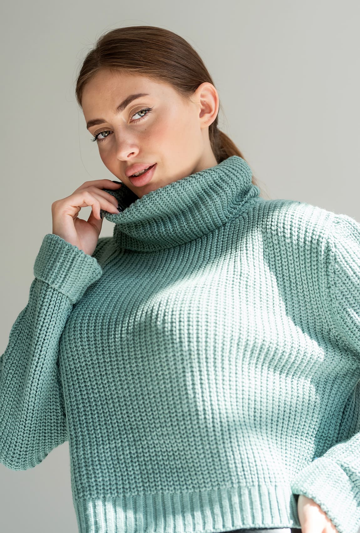 Оливковий вкорочений светр з хомутом —  416546. Maritel. Зображення 2