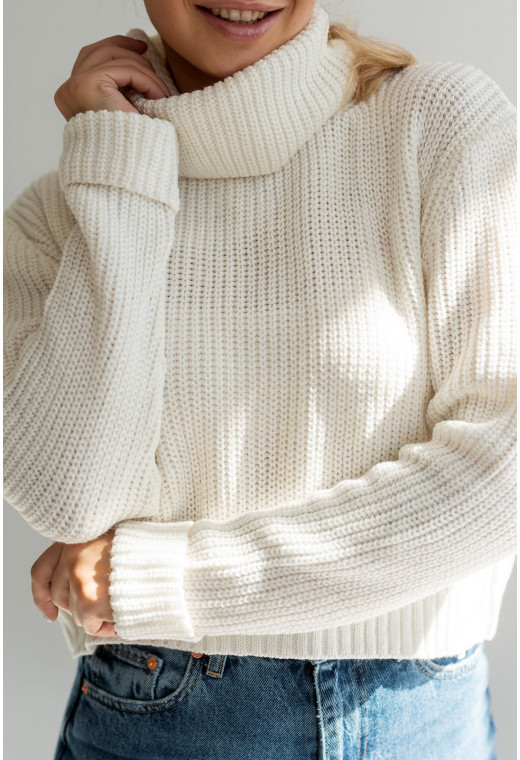 Молочный укороченный свитер с хомутом — 266495. Maritel. Изображенние 2 Молочный укороченный свитер с хомутом — 266495. Maritel. Изображенние 2