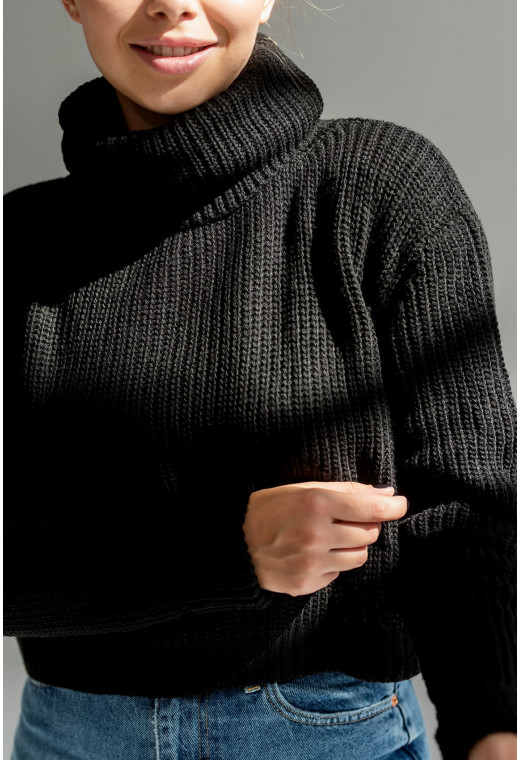 Черный укороченный свитер с хомутом — 266350. Maritel. Изображенние 2 Черный укороченный свитер с хомутом — 266350. Maritel. Изображенние 2